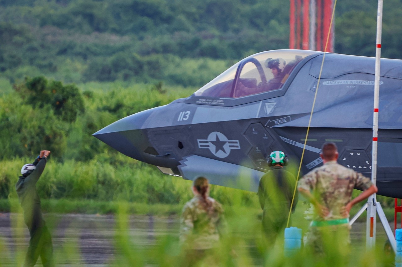 Морские пехотинцы США рядом с истребителем Lockheed Martin F-35B на военно-морской базе Рузвельт-Роудс в Пуэрто-Рико, сентябрь 2025 года.
