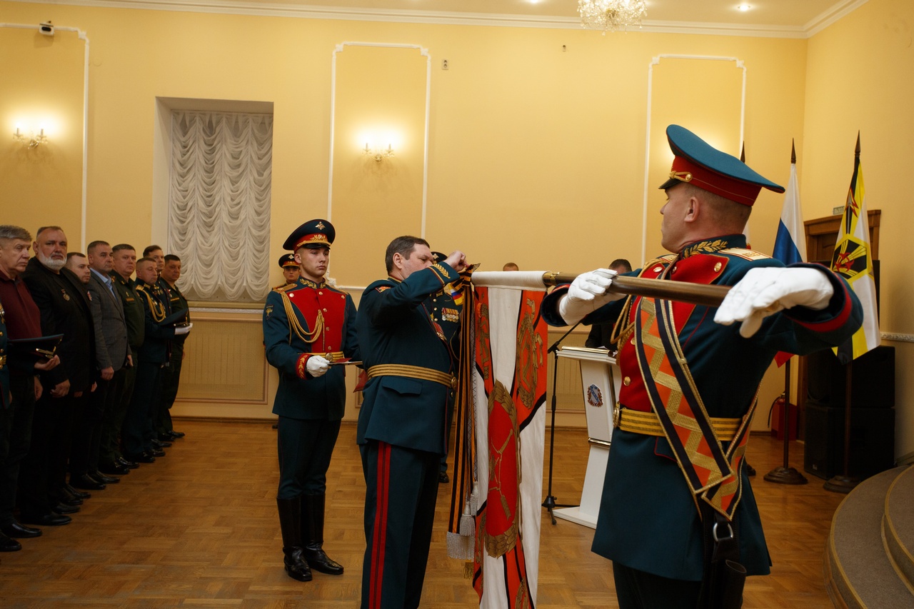 За массовый героизм и отвагу 27-й отдельной гвардейской бригаде РХБЗ Московского военного округа вручён орден Жукова.