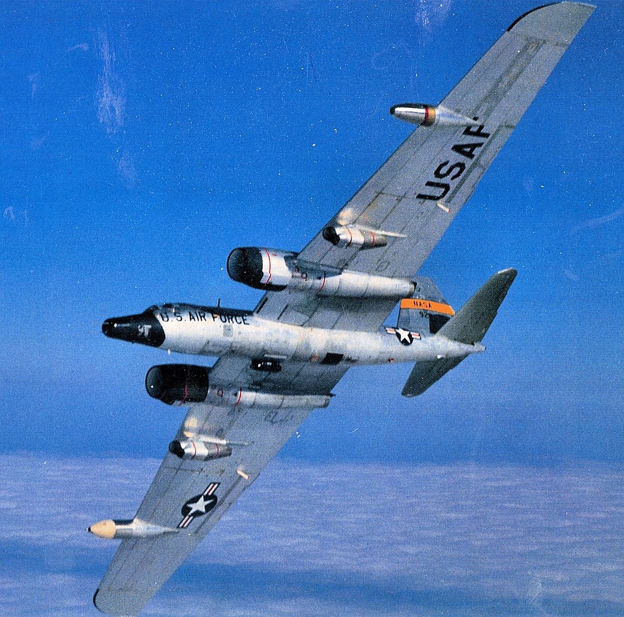 Специализированный стратегический разведывательный самолёт США Martin RB-57F «Канберра».