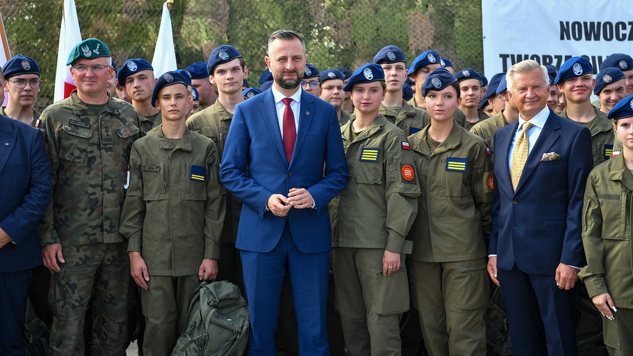 Министр национальной обороны Владислав Косиняк-Камыш (в центре) мечтает о полумиллионной армии, в которую должны пойти в перспективе эти польские дети.