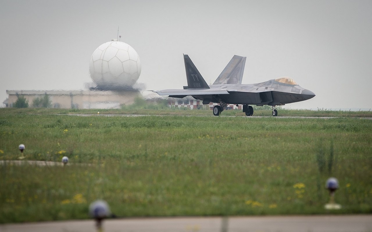 Многоцелевой истребитель пятого поколения F-22A Raptor ВВС США на ВПП авиабазы «Михаил Когэлничану».