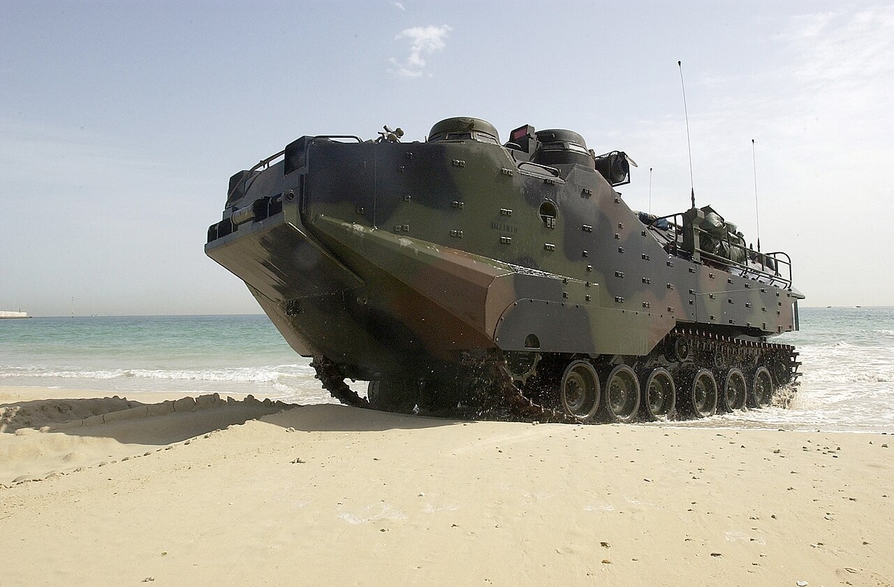 Американская гусеничная десантная машина-амфибия AAV-7.