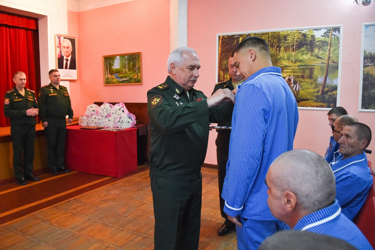 Замминистра обороны РФ Виктор Горемыкин наградил участников СВО, медицинский персонал и волонтёров в военном госпитале в Оренбурге.