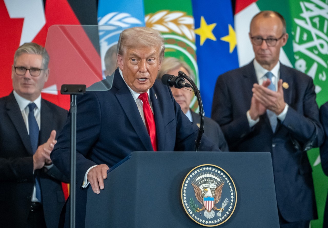 Президенты, премьеры и канцлер на бэк-вокале у Трампа.