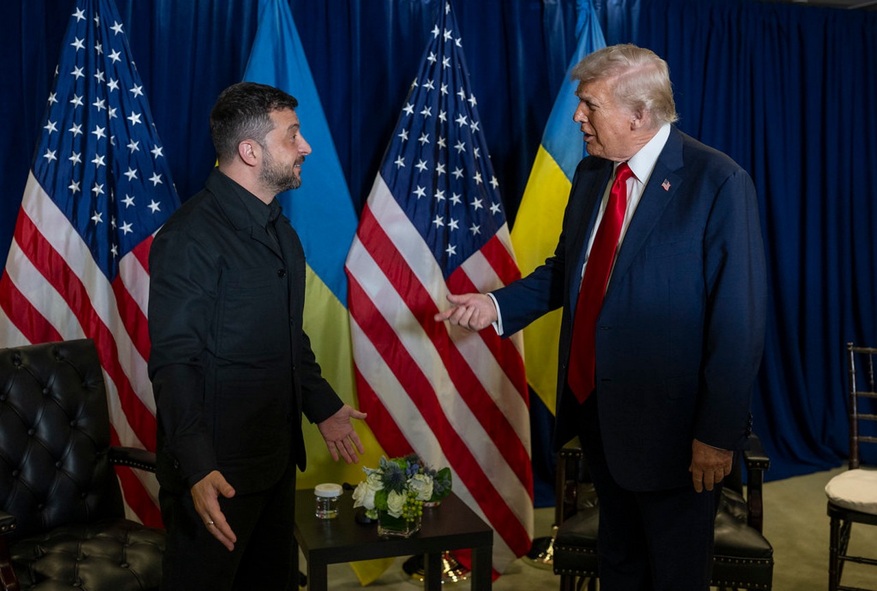 Трамп: «Опять за деньгами и оружием?» Зеленский: «Да Вы всё знаете наперёд, дорогущий Вы мой!»