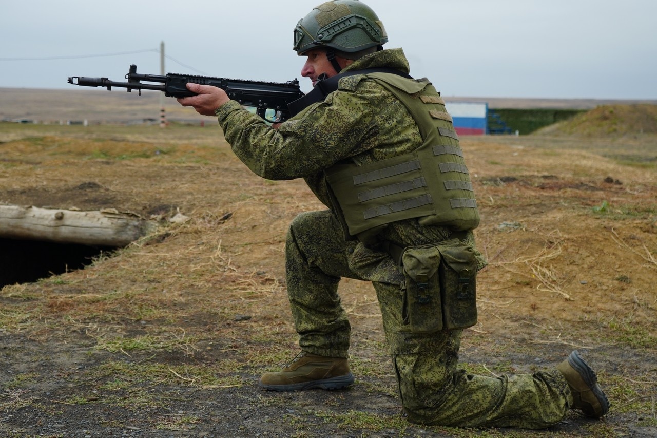 С военнослужащими, заключившими первый контракт с Минобороны России, провели занятия по огневой подготовке на полигоне ЮВО.