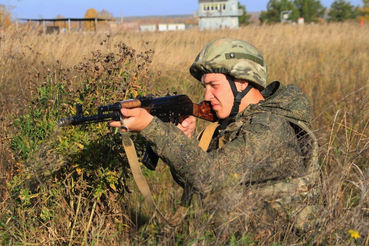 Занятие по огневой подготовке с военнослужащими ЦВО прошло на полигоне под Екатеринбургом.
