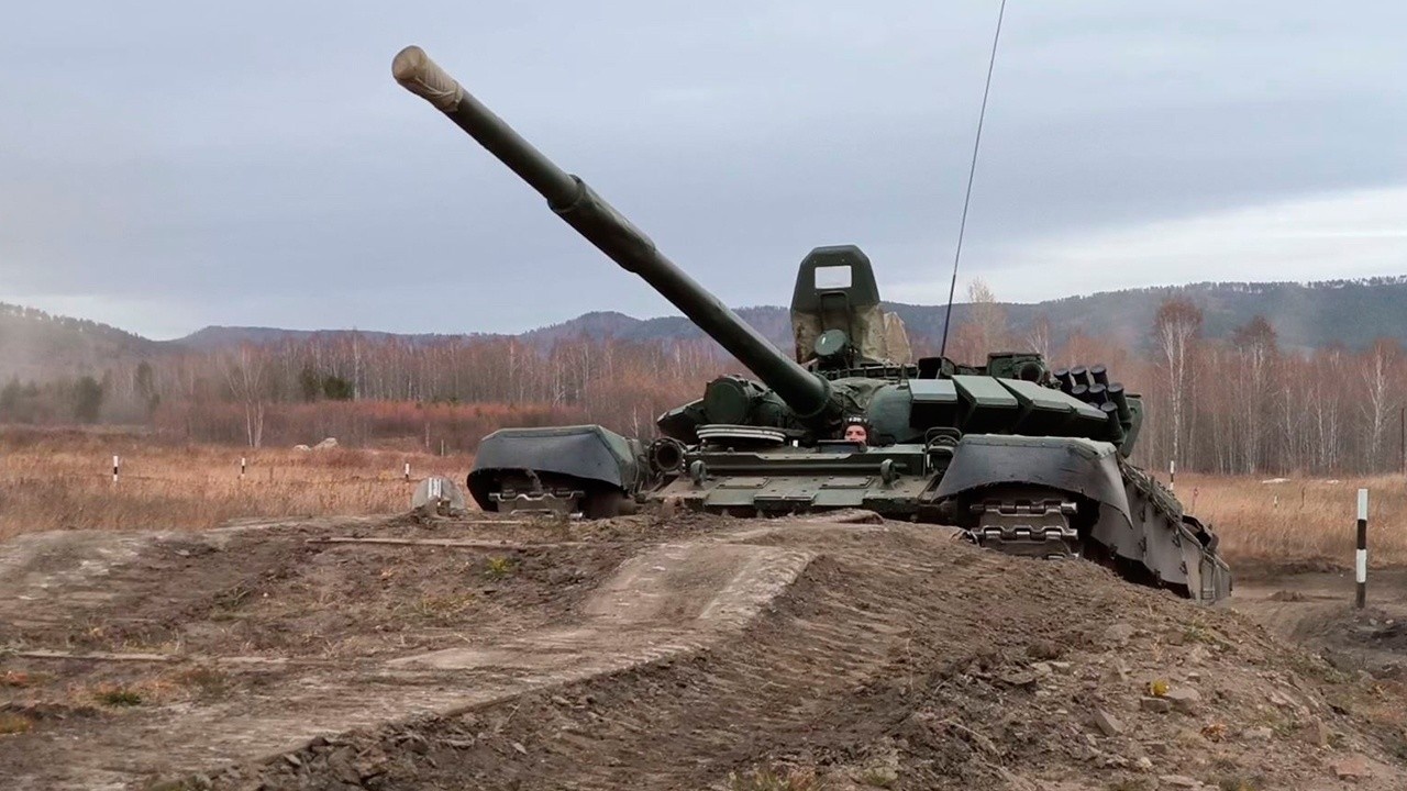 В Забайкалье военнослужащие ВВО в составе экипажей танков и БМП совершенствуют боевую выучку в скоростном вождении и стрельбе.