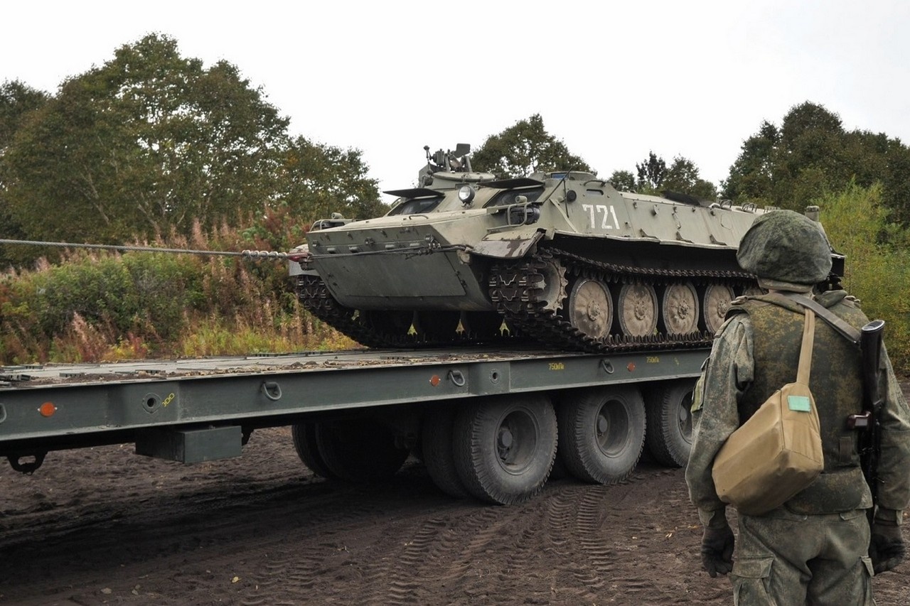 Учение по эвакуации и ремонту повреждённой в бою военной техники прошло на Камчатке.