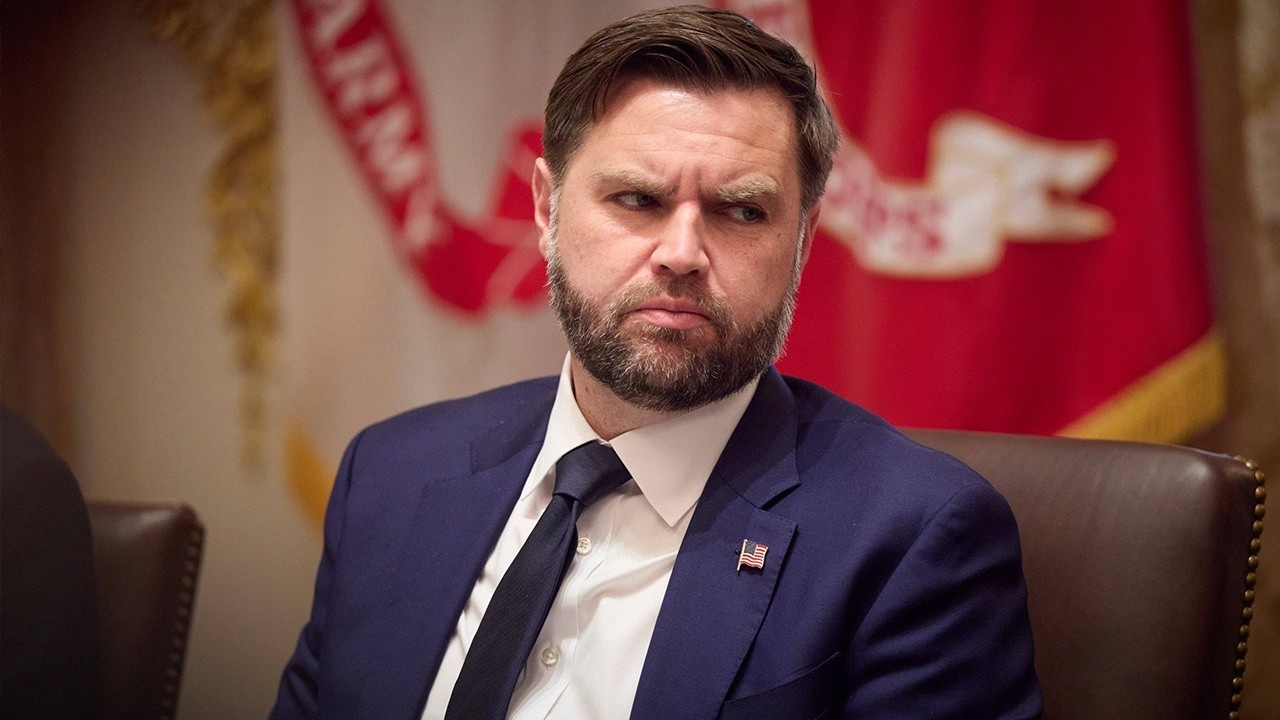 В разгар массовых протестов американский вице-президент Джей Ди Вэнс выложил в сети сгенерированный ролик, где Трамп надевает корону.