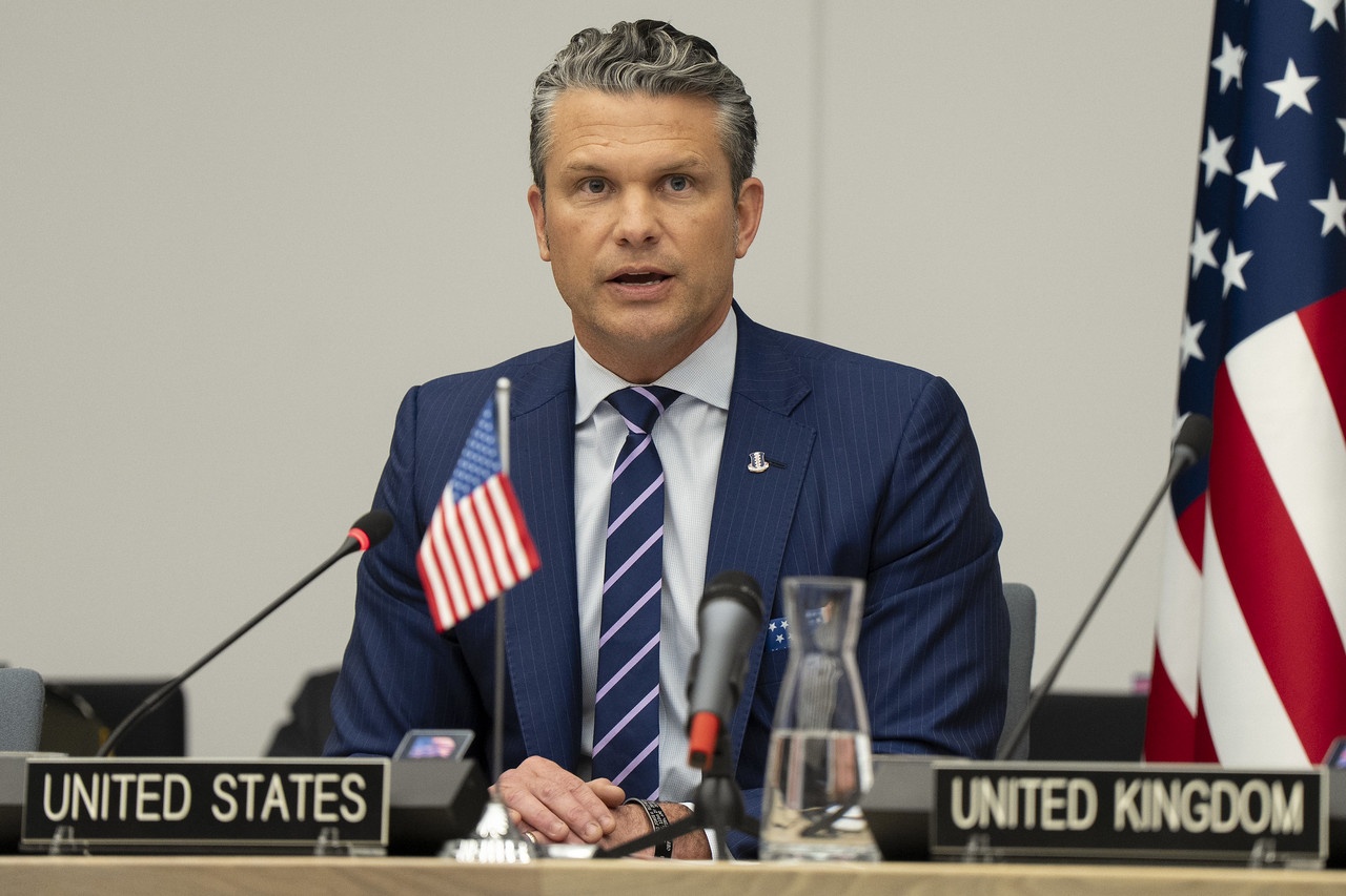 Глава Пентагона Пит Хегсет на встрече министров обороны стран НАТО, состоявшейся на второй день после начала учений «Стойкий полдень», призвал союзников увеличить финансирование закупок вооружений для Украины.