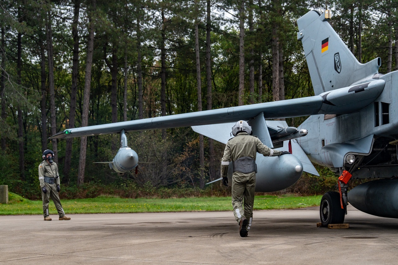 Истребитель Tornado ВВС Германии готовится к взлёту во время учений НАТО Steadfast Noon.