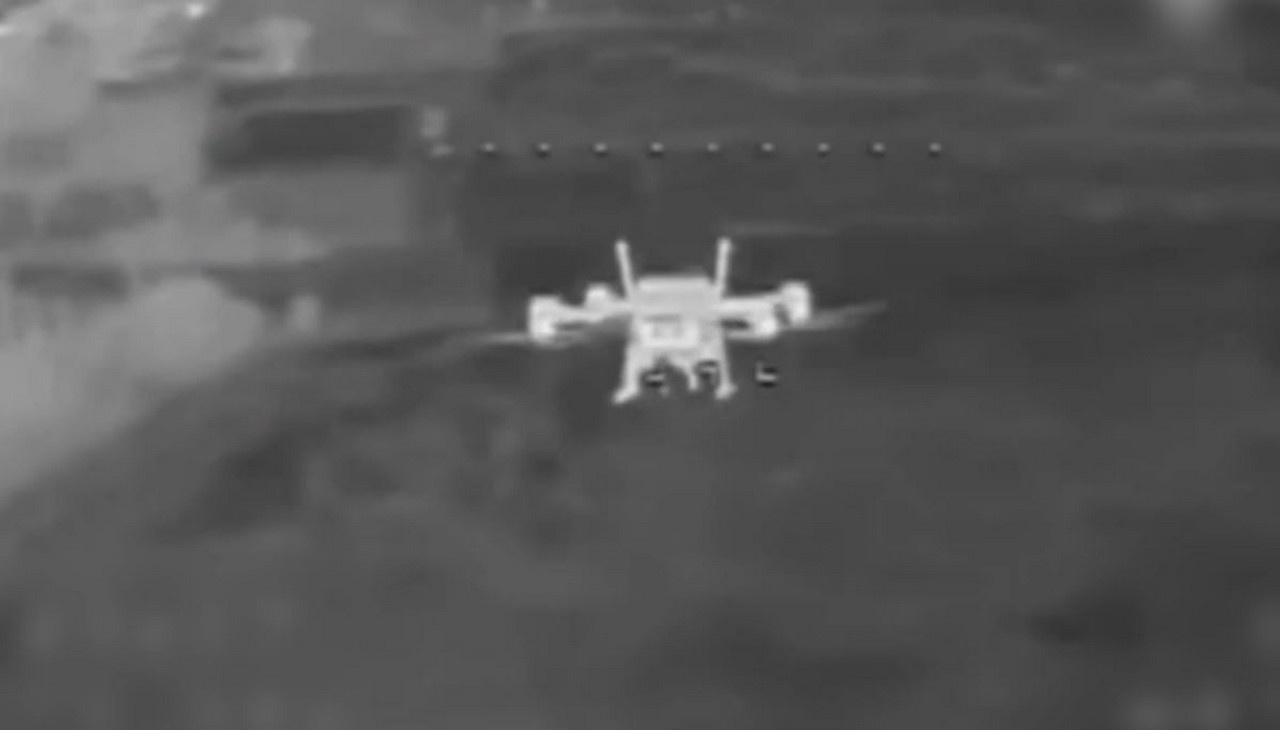 Расчёты ударных БПЛА группировки войск «Восток» уничтожили тяжёлые гексакоптеры и станции спутниковой связи ВСУ в Запорожской области.