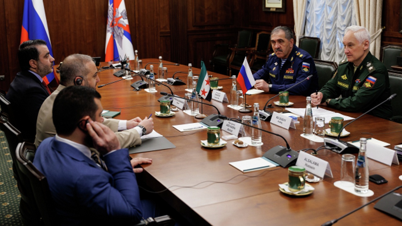 Министр обороны РФ Андрей Белоусов на встрече с министром обороны переходного правительства Сирийской Арабской Республики дивизионным генералом Мархафом Абу Касрой (второй слева).