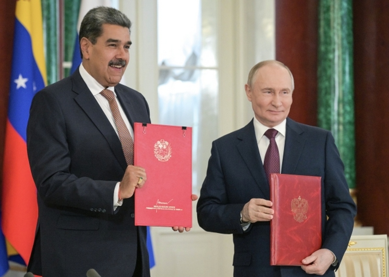Президент РФ Владимир Путин и президент Венесуэлы Николас Мадуро после подписания документов о сотрудничестве, 7 мая 2025 г.