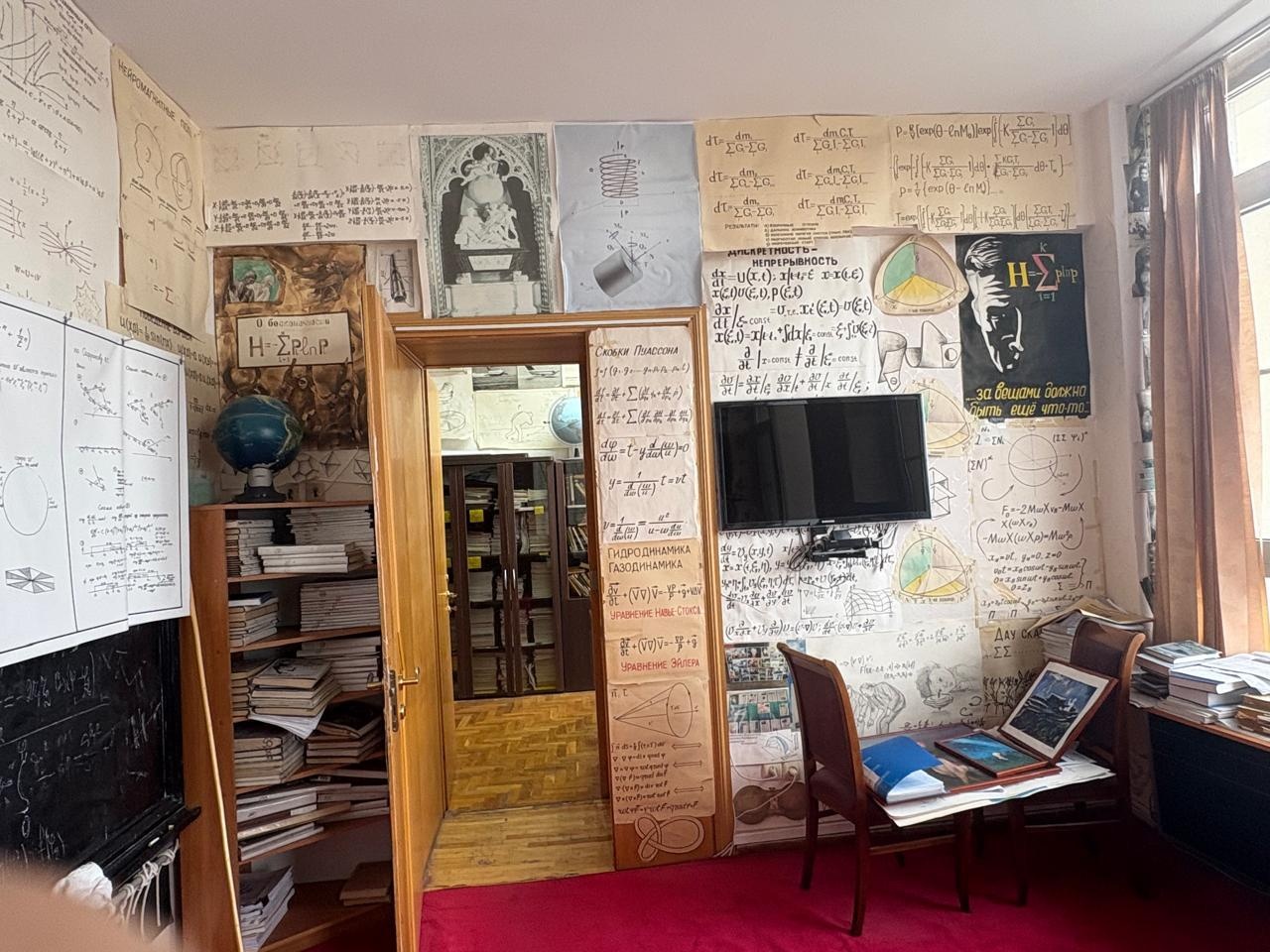 Рабочий кабинет Ш.Г. Алиева: черновики, формулы, рисунки, чертежи, схемы.