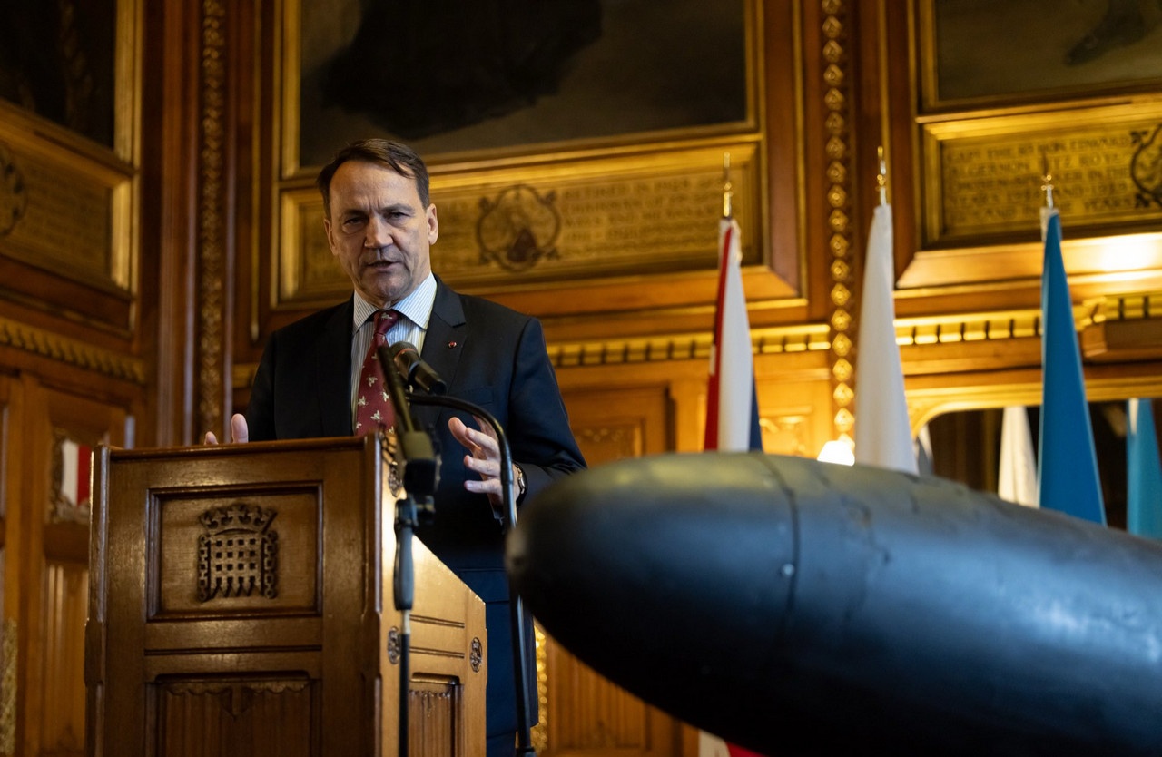 Сикорский демонстрирует в британском парламенте «русские