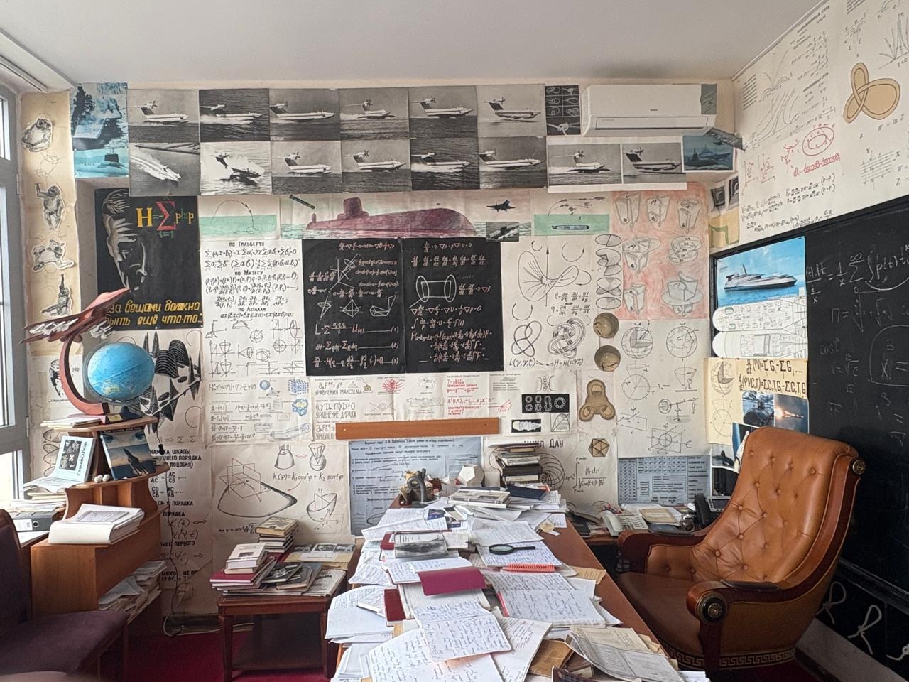 Под потолком - фотографии экраноплана «Орлёнок».