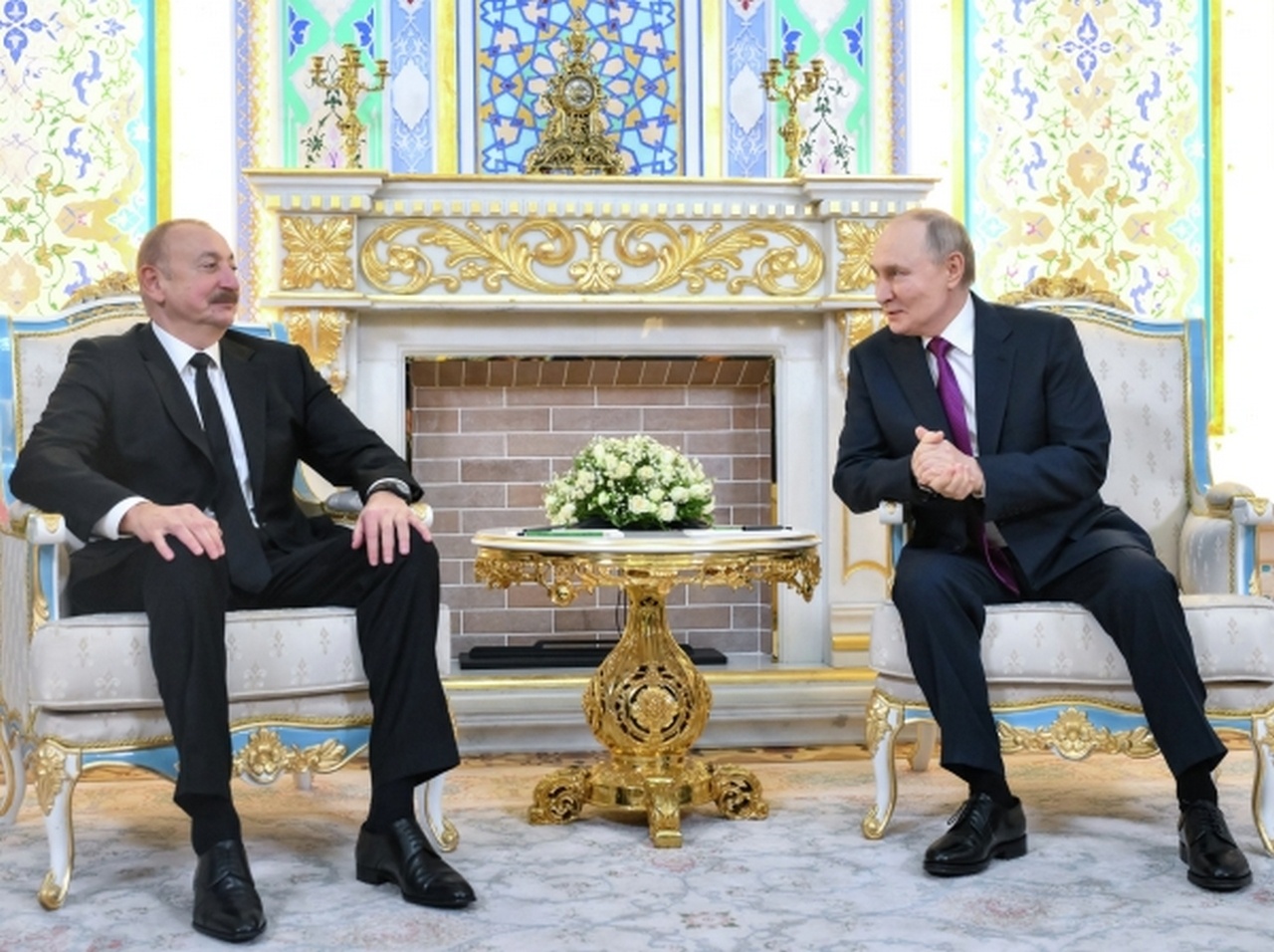 Президент РФ Владимир Путин и президент Азербайджана Ильхам Алиев во время встречи, 9 октября 2025 г.