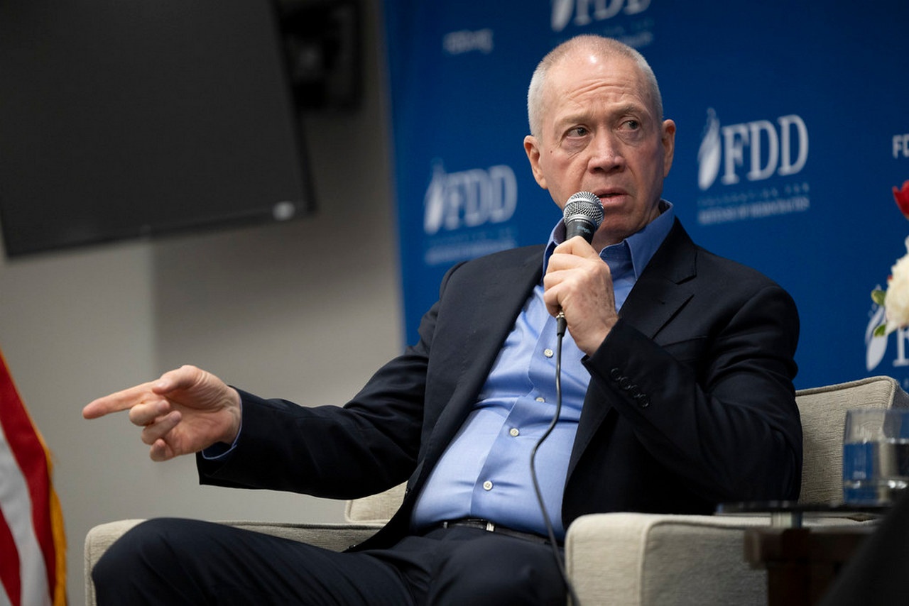 Международный уголовный суд готовится выдать ордер на арест бывшего министра обороны Израиля Йоава Галанта.