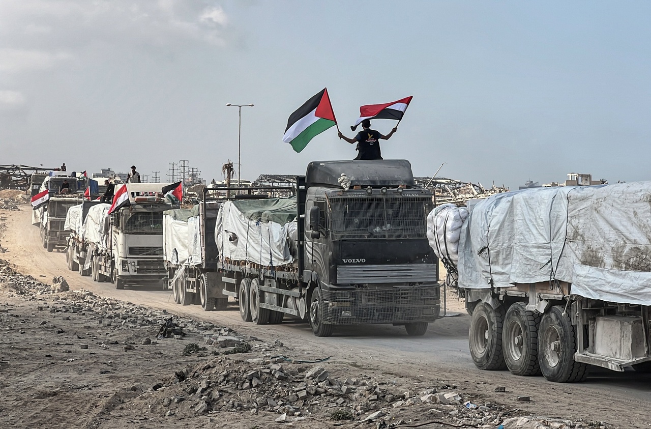 Колонна гуманитарной помощи, состоящая из 50 грузовиков, отправленных Египтом, прибывает в сектор Газа.
