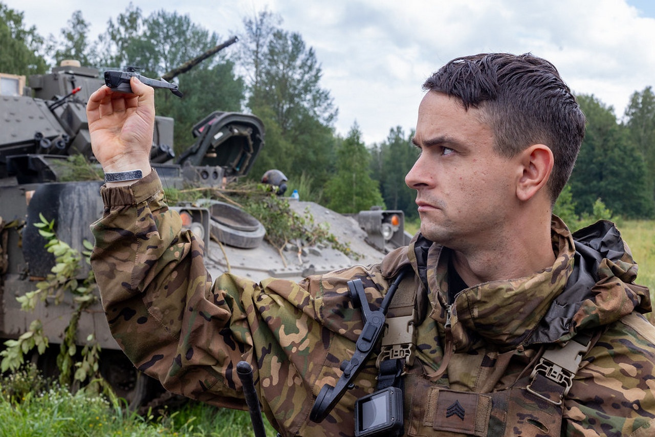 Британский разведывательный мини-дрон Black Hornet Nano.