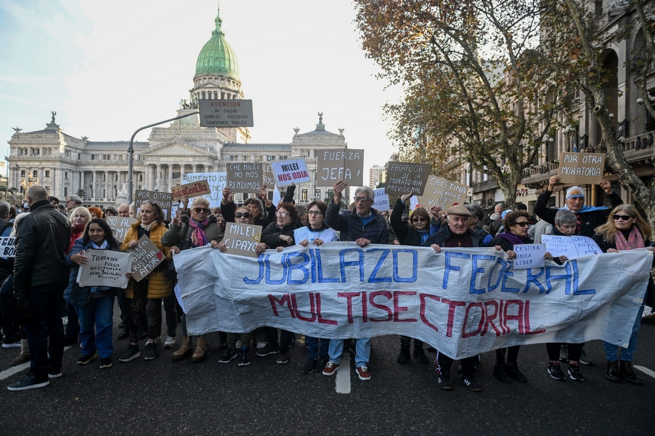 Пенсионеры протестуют против правительства президента Милея и требуют повышения пенсий и пособий, июнь 2025 г.