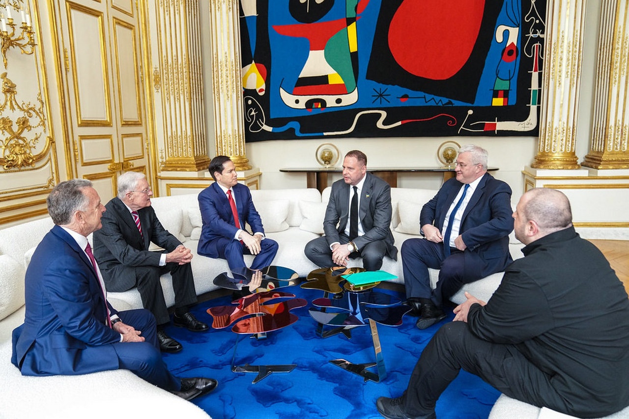 Глава офиса президента Украины может надеть и костюм, например, на встречу с госсекретарём США (сидят в центре).