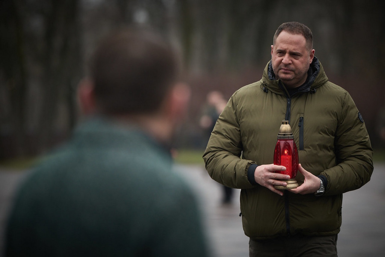 Готов воевать до последнего украинца, а, убегая за кордон, ещё и свечечку поставит.