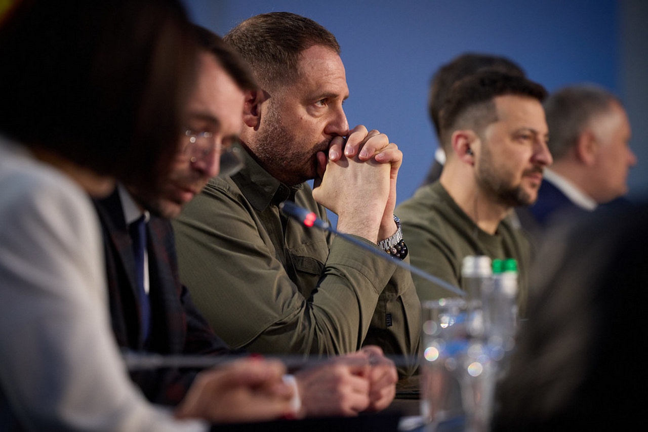 Неразлучная парочка: Ермак старается не выпускать Зеленского из поля зрения.