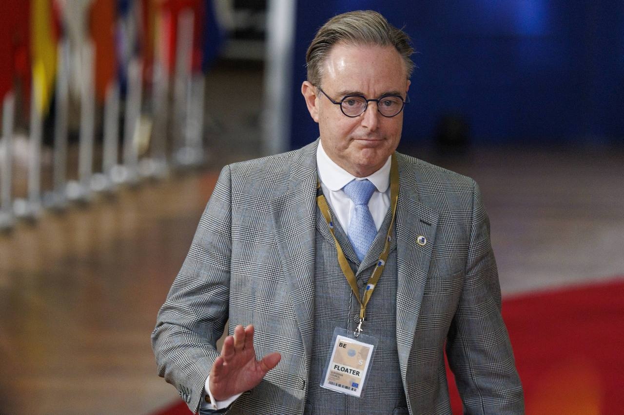 Премьер-министр Бельгии Барт де Вевер дальновидно отказывается отдавать евроворам российские деньги.