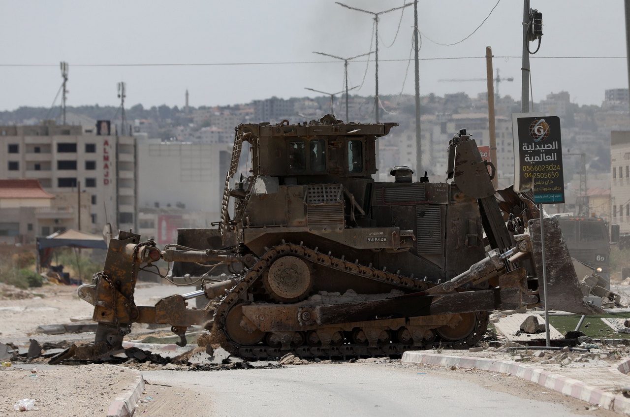 Израильский бульдозер в городе Дженин на севере Западного берега реки Иордан.