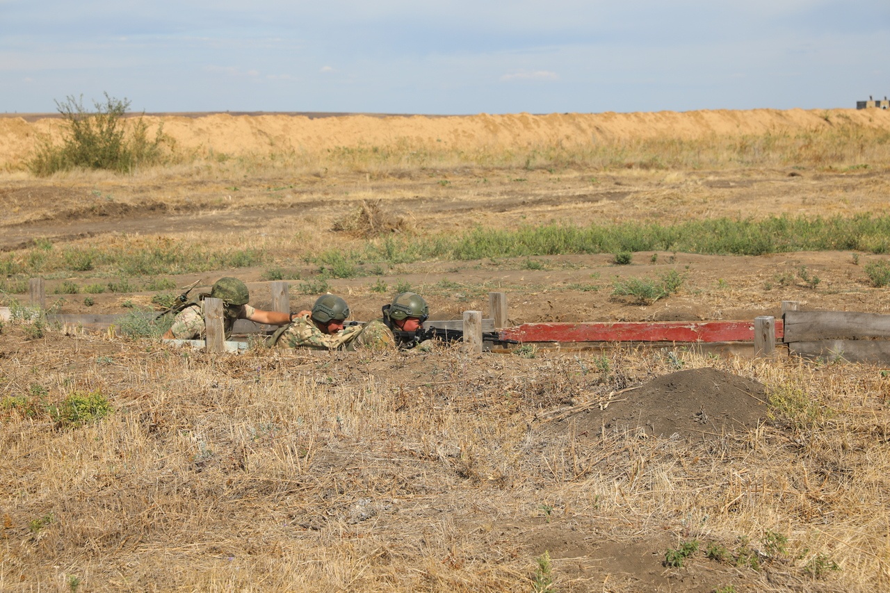Военнослужащие ЮВО отрабатывают навыки штурма окопа противника.