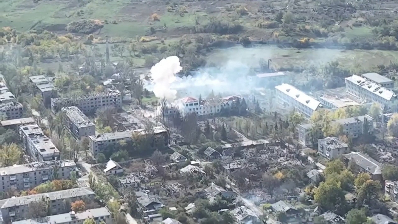 Расчёты FPV-дронов 1-й Славянской бригады продолжают наносить удары по позициям ВСУ на Красноармейском направлении.