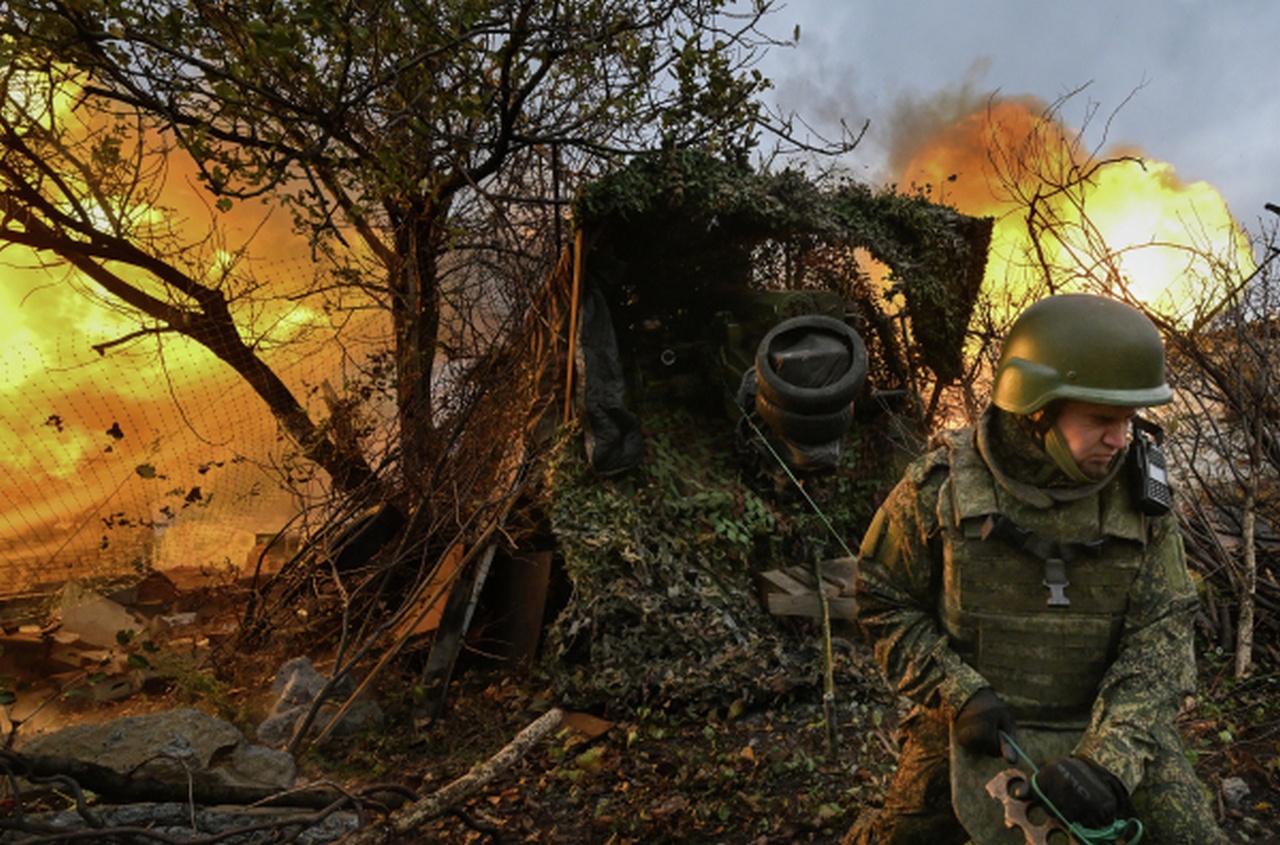 Огонь ведёт расчёт самоходной артустановки 2С5 «Гиацинт-С». Красноармейское направление.