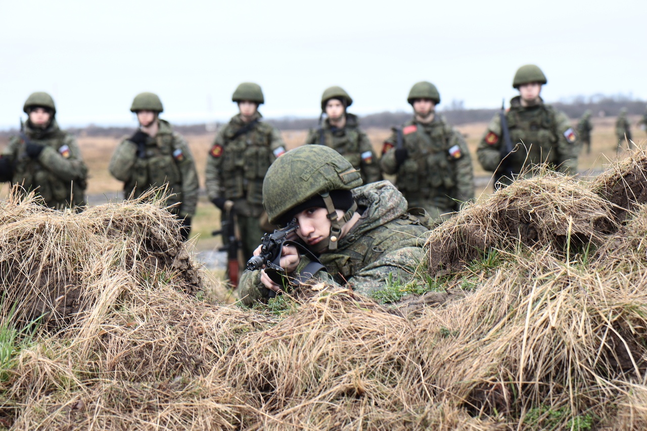 Морские пехотинцы Балтийского флота на занятиях по огневой подготовке.