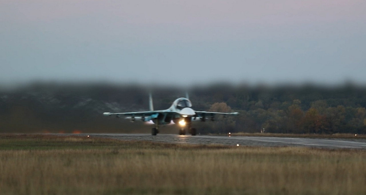  Су-34 после выполнения боевого задания.