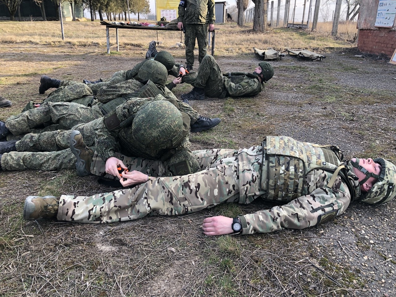 Военнослужащие соединения связи ЮВО учатся оказывать первую помощь.
