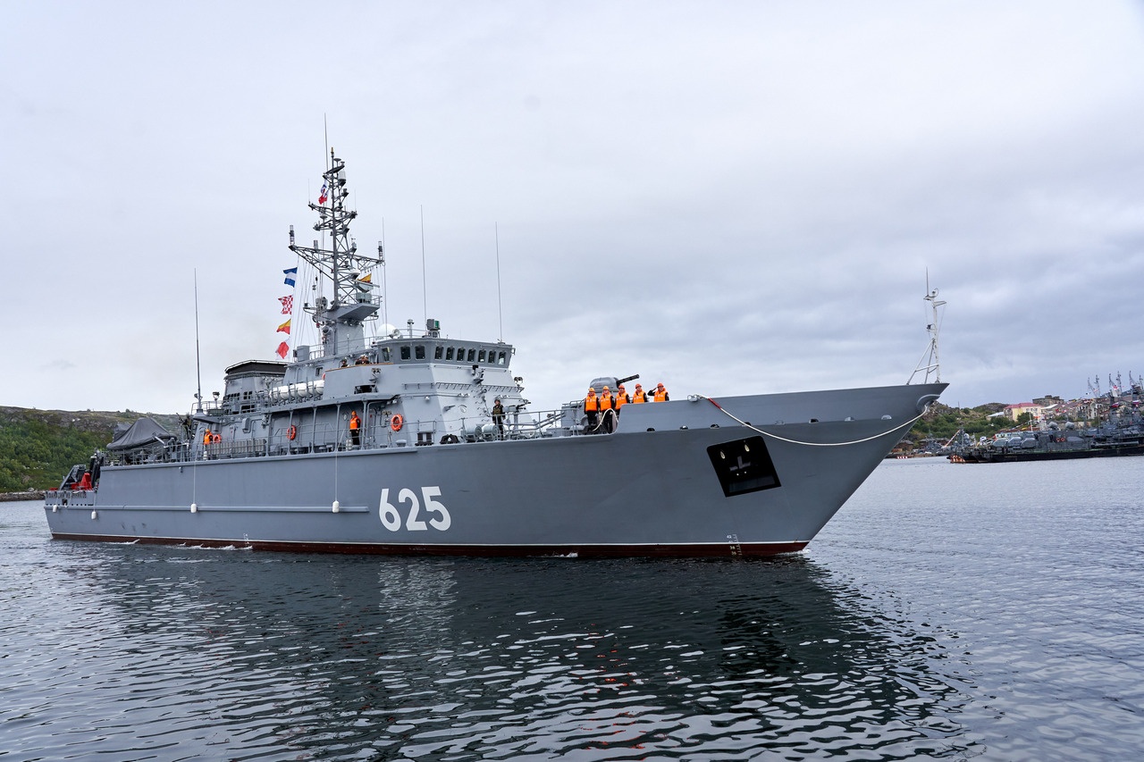 Морской тральщик Афанасий Иванников» после учений в Баренцевом море.