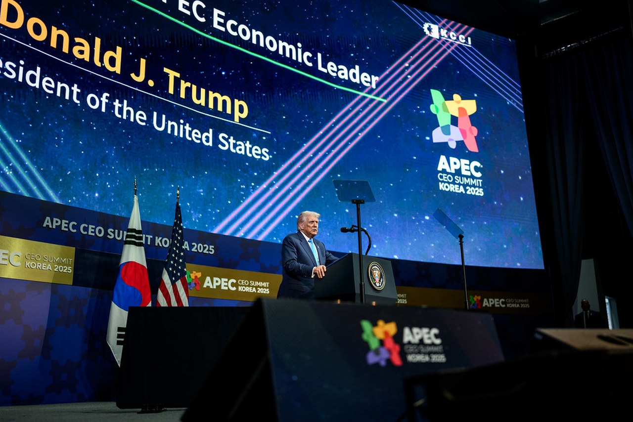 Президент Дональд Трамп выступает на обеде в Центре искусств Кёнджу.