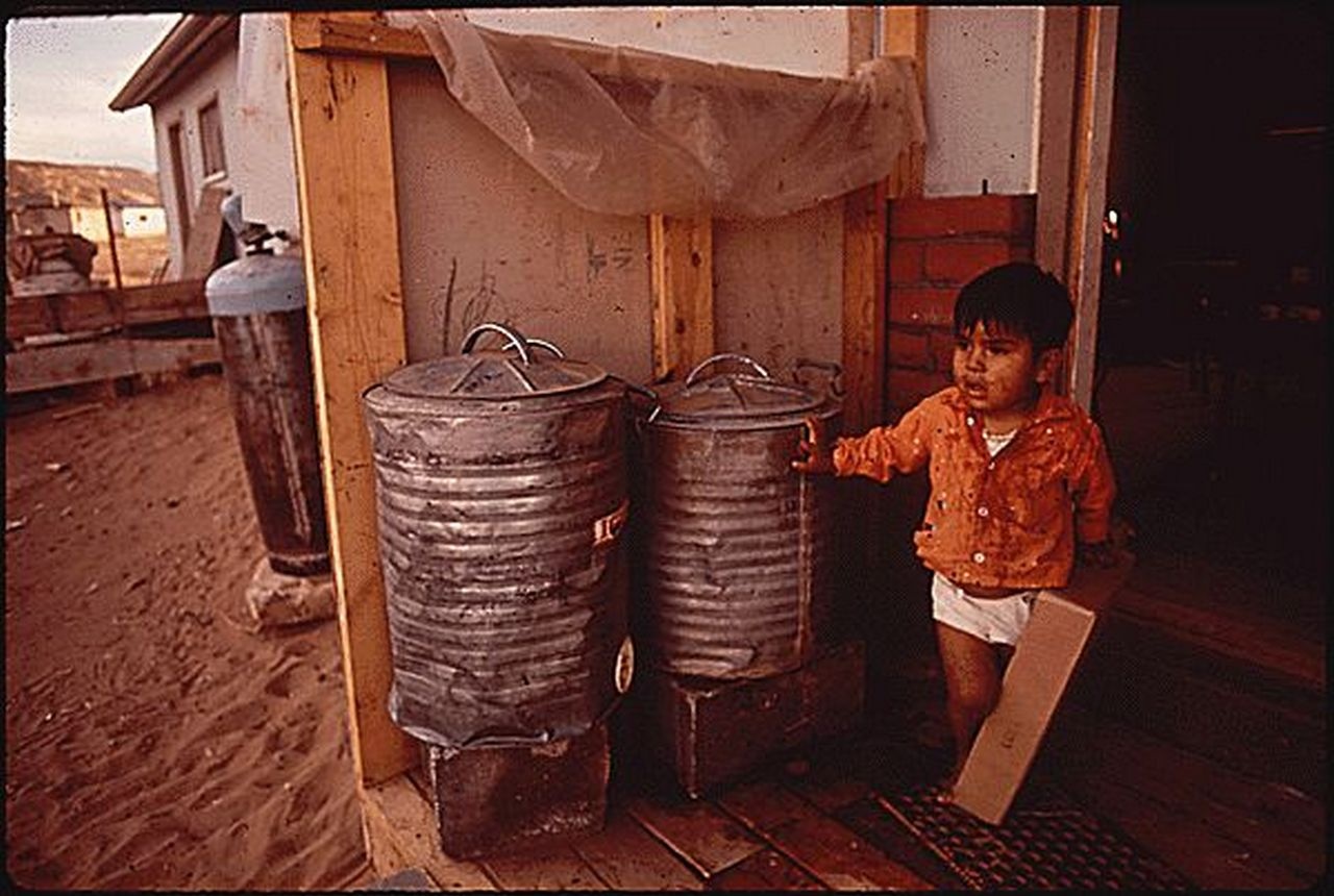 Ребёнок племени навахо в резервации, 1972 г.