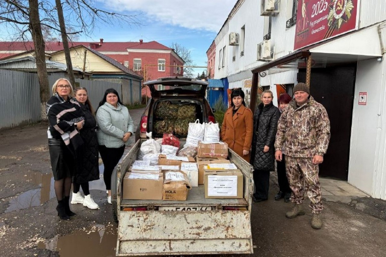 Жители Самойловского района отправили партию полезного груза в зону СВО.