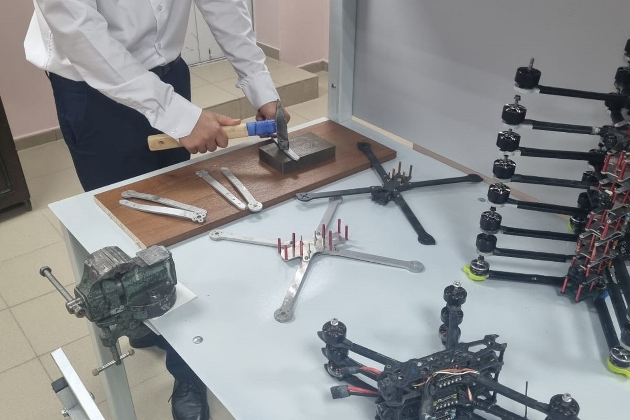 Студенты Южного федерального университета восстанавливают FPV-дроны, выведенные из строя в ходе боевых действий.