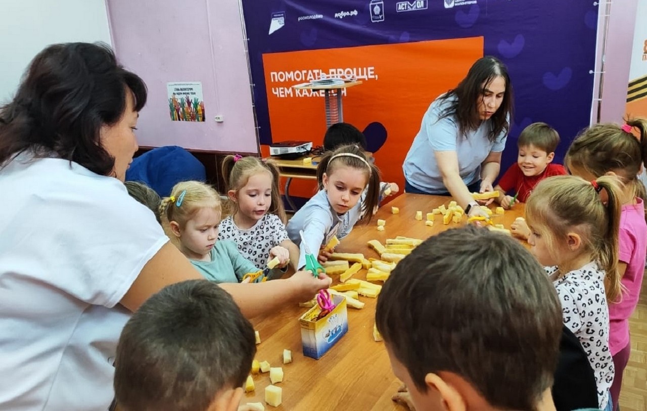 Астраханские волонтёры и дети изготовили подушки для бойцов, находящихся на госпитальном лечении.