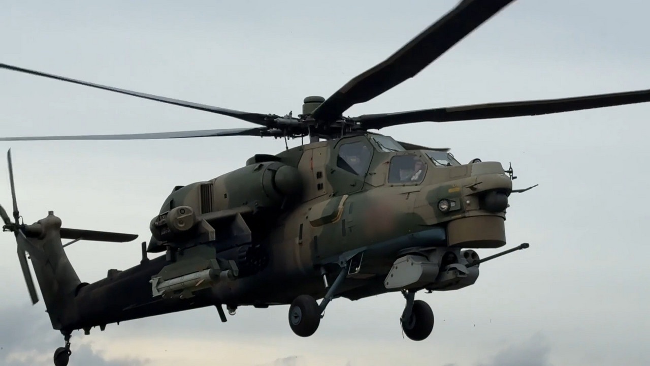 Экипаж вертолёта Ми-28НМ выполнил удар лёгкой многоцелевой управляемой ракетой по укреплённому опорному пункту ВСУ в зоне ответственности группировки войск «Север».