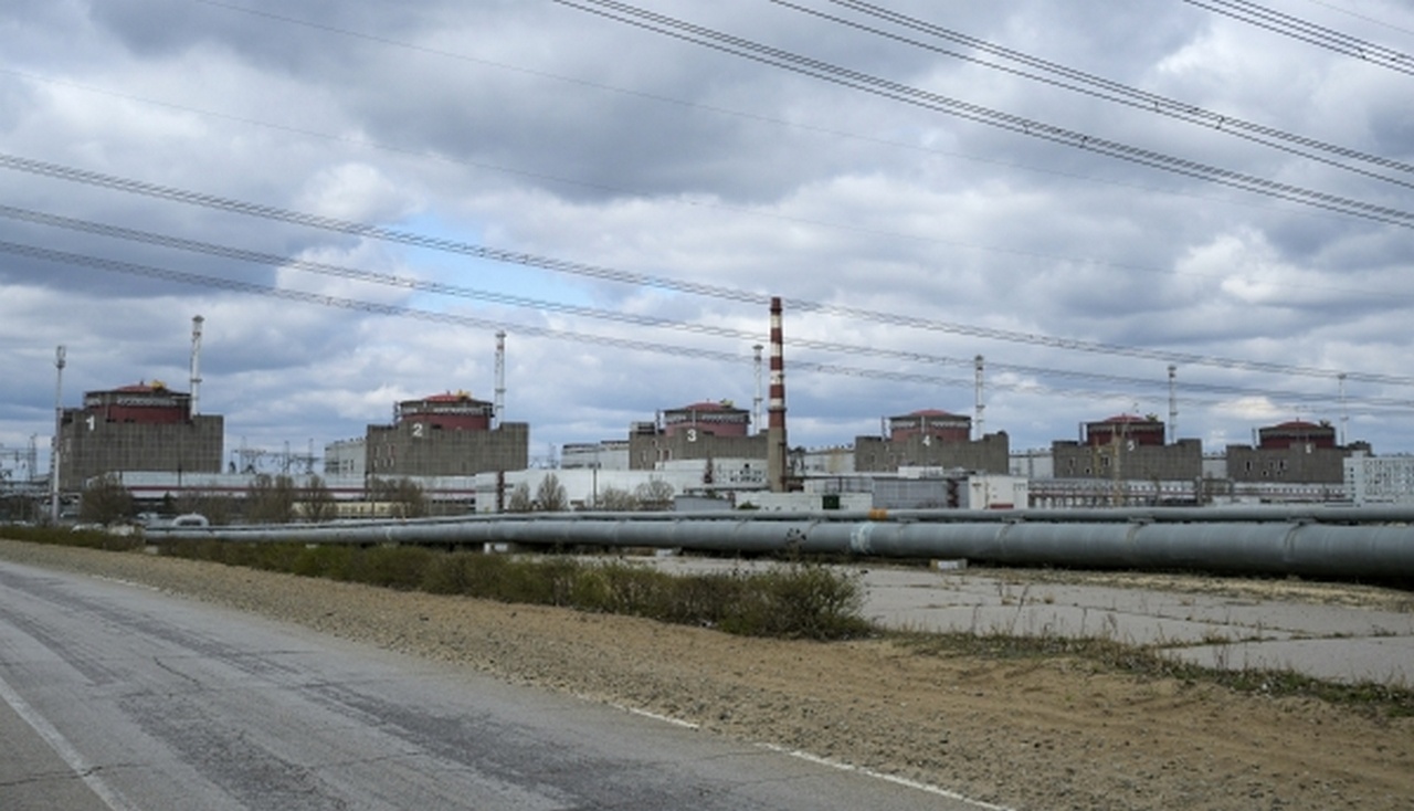 Вид на энергоблоки Запорожской АЭС в Энергодаре.