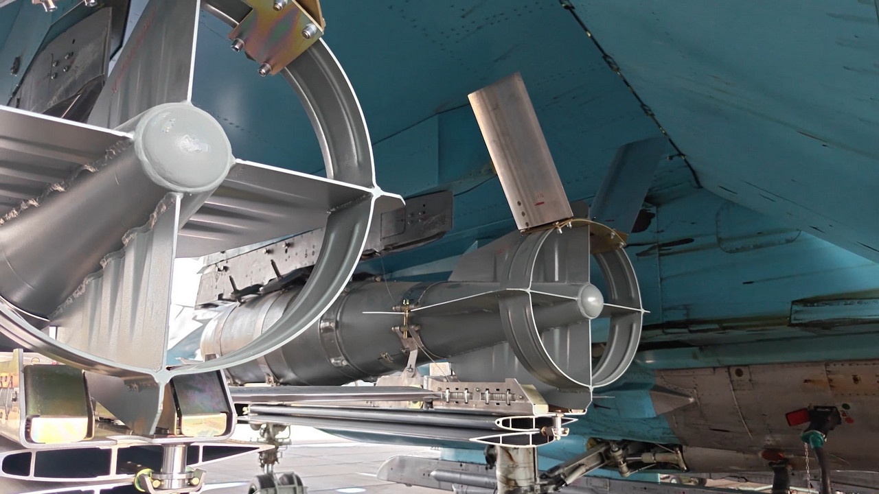 Экипаж Су-34 ВКС точным ударом уничтожил склад с боеприпасами ВСУ в зоне ответственности группировки войск «Восток».