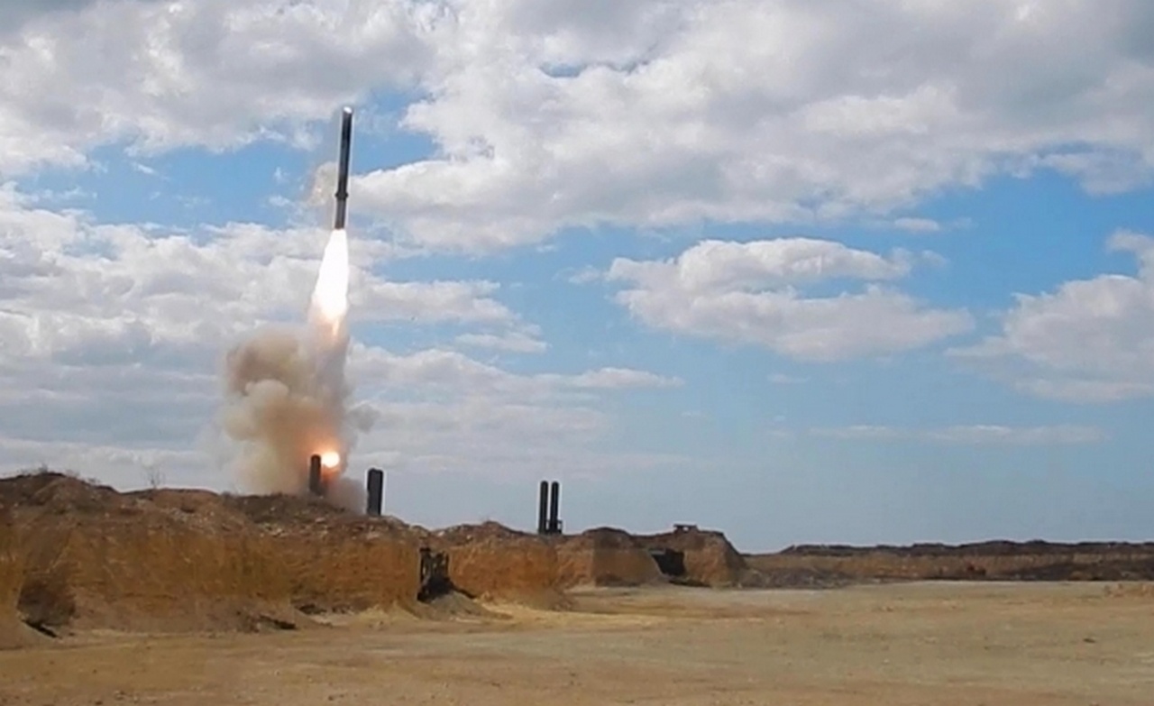 Нанесение удара с берегового ракетного комплекса «Бастион» российского производства.