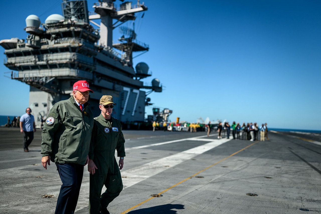 Президенту США даже на авианосце и хочется, и колется напасть на Венесуэлу.