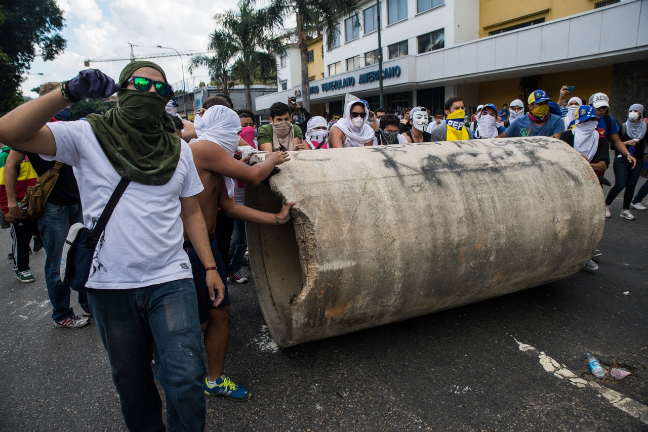 Демонстранты на акции протеста против правительства президента Венесуэлы Николаса Мадуро, 27 февраля 2014 г.